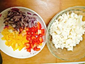 藕切丁，彩椒和洋葱也切丁。