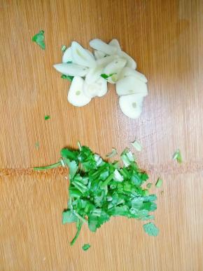 蒜和香菜也切好。