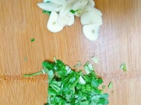 蒜和香菜也切好。