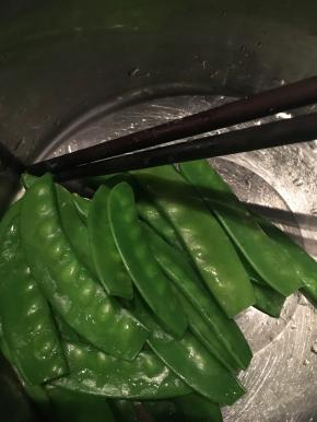 荷兰豆焯水后过冷水沥干备用