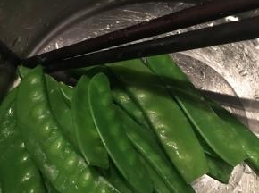 荷兰豆焯水后过冷水沥干备用