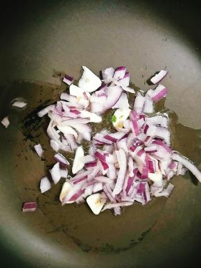 洋葱和蒜爆锅。