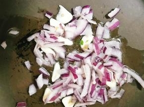 洋葱和蒜爆锅。