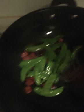 热油下腊肠和荷兰豆翻炒