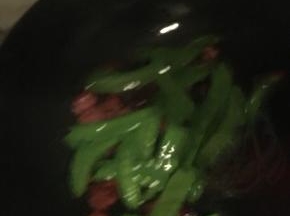 热油下腊肠和荷兰豆翻炒