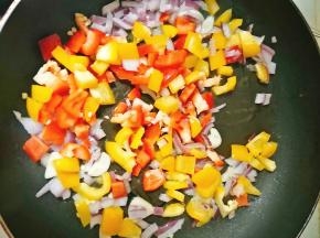 爆香后放入彩椒翻炒，加入鸡精、蚝油和酱油少许、花椒粉。