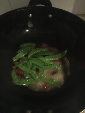 加入适量水，一分钟后加盐调味就可出锅