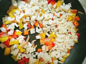 放入藕丁翻炒片刻，可少许加入水，加入盐。