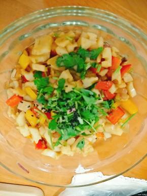 藕丁熟后即可出锅撒上香菜和芝麻。