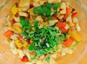 藕丁熟后即可出锅撒上香菜和芝麻。