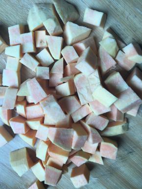 将红薯切成边长2CM~3CM左右的小丁