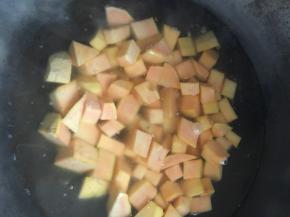 红薯丁倒入开水中，中火煮