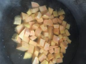红薯丁倒入开水中，中火煮