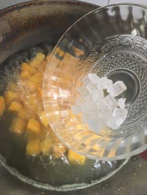 煮至15分钟左右，加冰糖