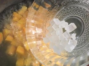 煮至15分钟左右，加冰糖