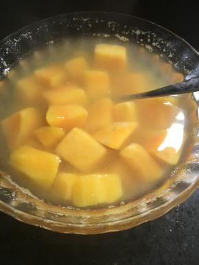 待冰糖溶化后，光火，倒入食具，放凉食用