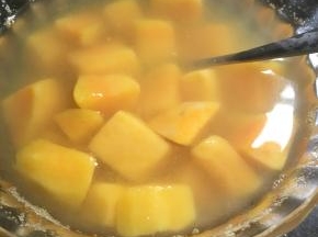待冰糖溶化后，光火，倒入食具，放凉食用