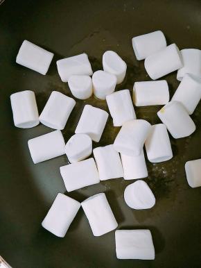 黄油溶化后，放入棉花糖等慢慢融化，一定开小火。