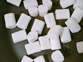 黄油溶化后，放入棉花糖等慢慢融化，一定开小火。