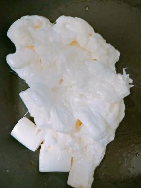 融化后的棉花糖加入奶粉。