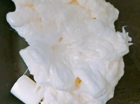 融化后的棉花糖加入奶粉。