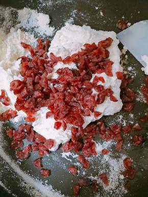 奶粉搅匀至无颗粒状态后放入蔓越莓干。