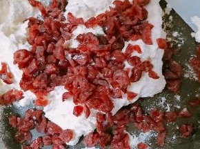 奶粉搅匀至无颗粒状态后放入蔓越莓干。