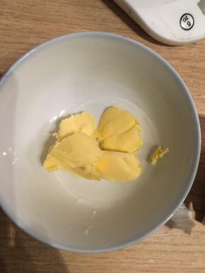 18g黄油隔水加热融化