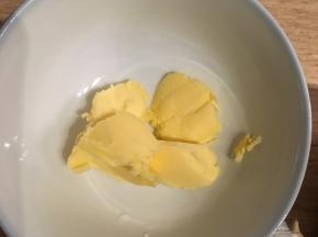 18g黄油隔水加热融化