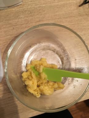 把高筋面粉加入到融化后的黄油里，搅拌成糊状