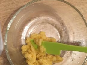 把高筋面粉加入到融化后的黄油里，搅拌成糊状