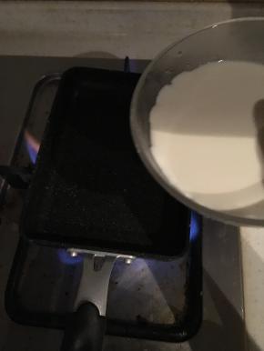 牛奶、15克细砂糖（糖粉）和香草精，混合后加热煮开