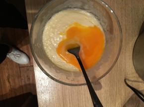 热牛奶液和面粉糊搅拌融合，过滤后再加热，搅拌至发稠，然后放在一边冷却后加入蛋黄