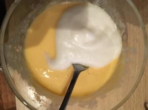 蛋清和20克细砂糖打发成蛋白霜后，加入之前的蛋糕糊中，搅拌均匀