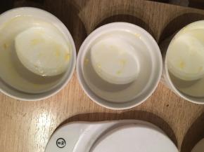 取烤瓷碗，碗内壁上抹上软黄油和些许糖