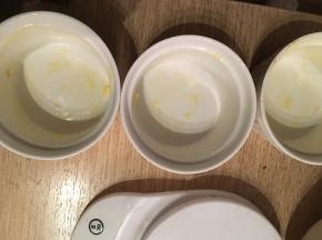 取烤瓷碗，碗内壁上抹上软黄油和些许糖