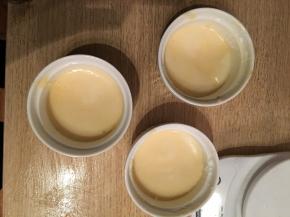 将最终的蛋糕糊倒入烤瓷碗，不超过8分满