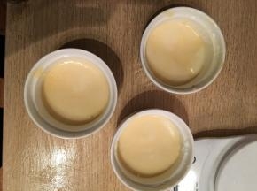 将最终的蛋糕糊倒入烤瓷碗，不超过8分满