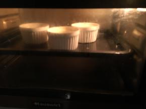 烤箱预热后，将食材放入，上下火180°，中层烤20分钟。