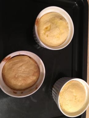 出烤箱后，根据个人喜好，选择是否在上面加糖分。烤好的舒芙蕾要马上吃掉，否则会很快“漏气”。