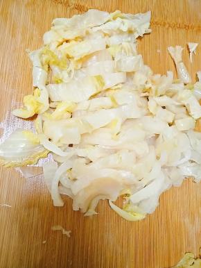 酸菜洗净切段。