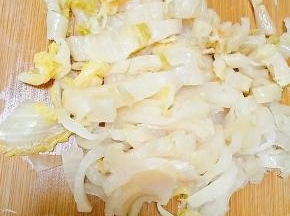 酸菜洗净切段。