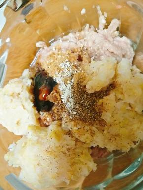 酸菜捏干水分放入肉泥中，加入十三香、盐、鸡精、蚝油、花椒粉、少许料酒和蚝油。