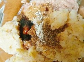 酸菜捏干水分放入肉泥中，加入十三香、盐、鸡精、蚝油、花椒粉、少许料酒和蚝油。