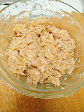 锅内烧热油后，浇在调料上，呛一下，如果猪肉是瘦肉，油就要多一点，这样才好吃，拌匀馅料。