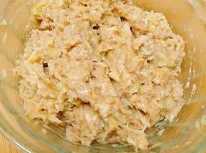 锅内烧热油后，浇在调料上，呛一下，如果猪肉是瘦肉，油就要多一点，这样才好吃，拌匀馅料。