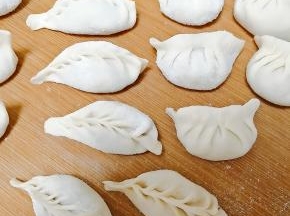 买现成的饺子皮，把饺子包成自己喜欢的样子。