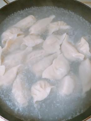 水沸放入饺子，煮熟。