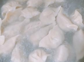 水沸放入饺子，煮熟。
