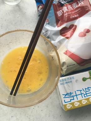 准备好原料，鸡蛋打成鸡蛋液